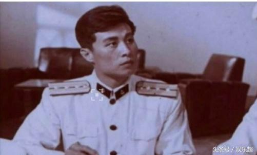 86岁王心刚全家照，儿子竟也是大帅哥，他长期照顾有病妻子的故事