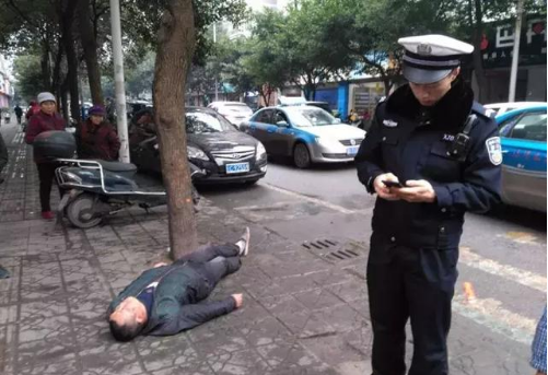 水富：巡逻途中遇病人晕倒 交警急救转危为安