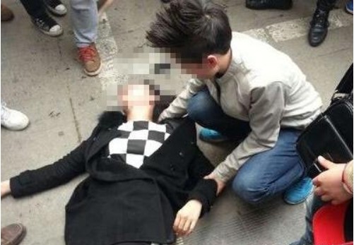 女子躺地上昏迷不醒，男子将她翻身过来后，男子顿时尴尬的要死