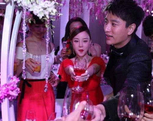 女星结婚敬酒服:刘诗诗优雅,杨幂可爱,李小璐最