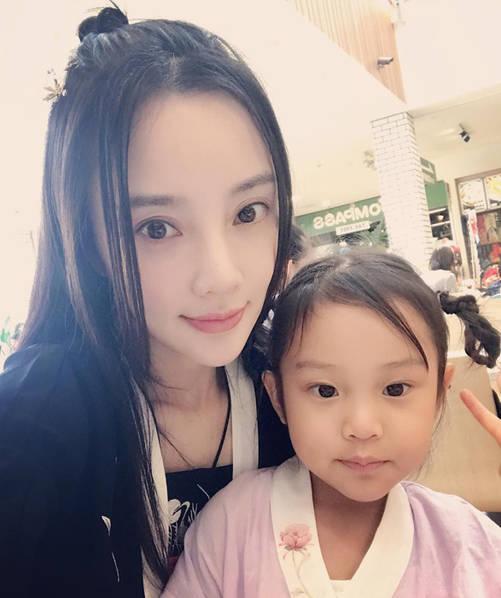 李小璐爱玩圈里人都知道泡吧夜店唱歌样样都行怀孕还不忘夜店
