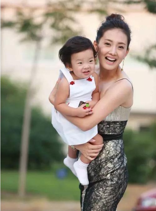 她是郭冬临假媳妇!女儿因丑被嘲浪费基因,今45岁逆生长变少女!