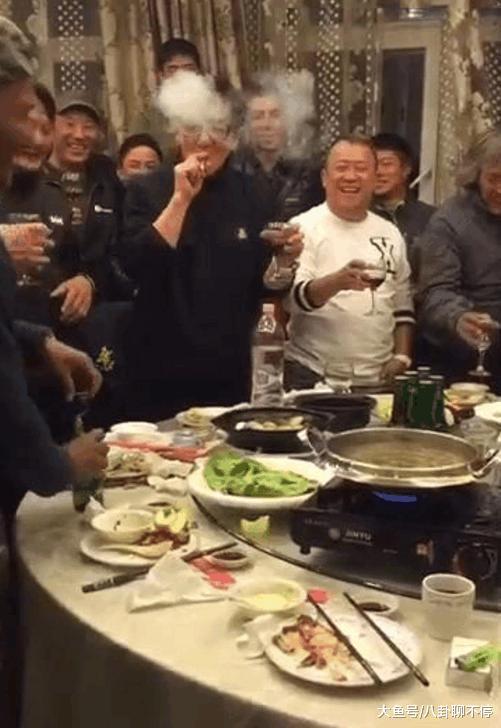 "古惑仔"五兄弟重聚拍续集照片曝光 成龙吞云吐雾一副社会大佬