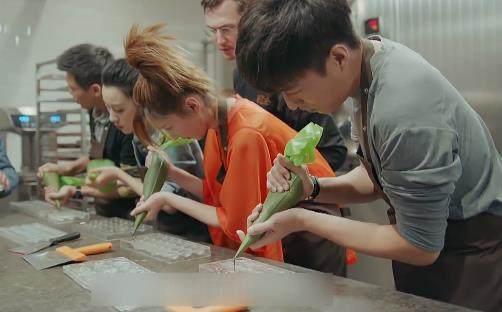 《恋爱先生》靳东送屎样的巧克力恶心江疏影,