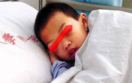 6个月宝宝拍完照后就双眼失明 原来都是妈妈做