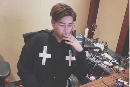 曾经的斗鱼一哥，法拉利、玛莎拉蒂换着开，今却被迫关直播