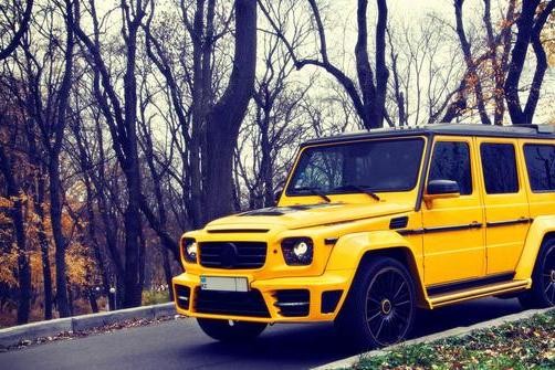 汽配店来了辆国产越野买机油，两罐4L不够加，还设计有两个油箱