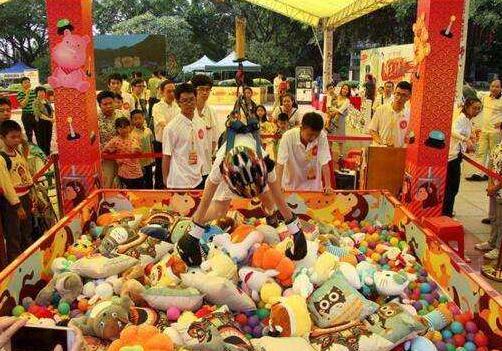 商场惊现真人娃娃机,美女吊在空中任意抓,路