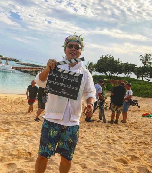 杜海涛在夏威夷海边自拍,这才几天不见他就又胖了