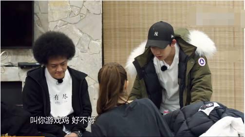 王源父爱泛滥给小鸡取名游戏鸡!李小璐视频