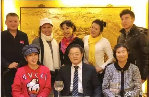 刘晓庆曾有过四段婚姻八个情人, 现与76岁老公住四千万平米豪宅!