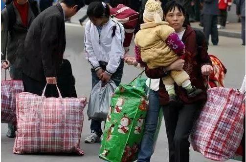 今年LV大牌编织袋被抛弃了,新的神器是它