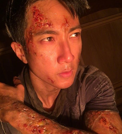 吴尊拍新戏溃烂脸照曝光！惊悚样吓坏儿女