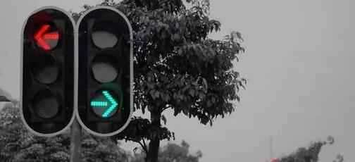 车主注意了!“红灯允许右转”指示牌,可能是陷阱!