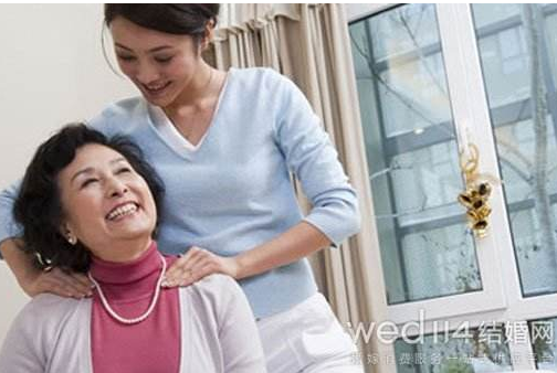 到亲家去照顾女儿的月子,半夜听到亲家母的谈