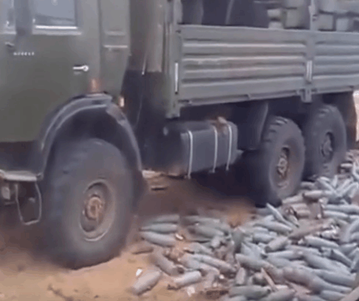 男子直接将实心炮弹从车顶扔下, 没想到却出现