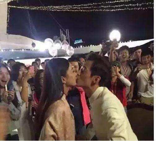 赵丽颖和何炅接吻照片曝光，何炅首次否认结婚是为了赵丽颖？