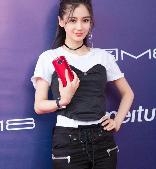 angelababy穿上这条一万块的牛仔裤,穿出了中