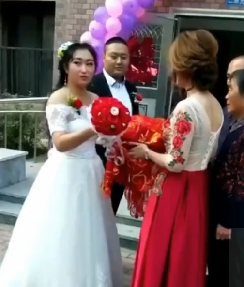 婆婆在儿子的婚礼上,穿的比新娘还美,儿媳气的脸都绿了!