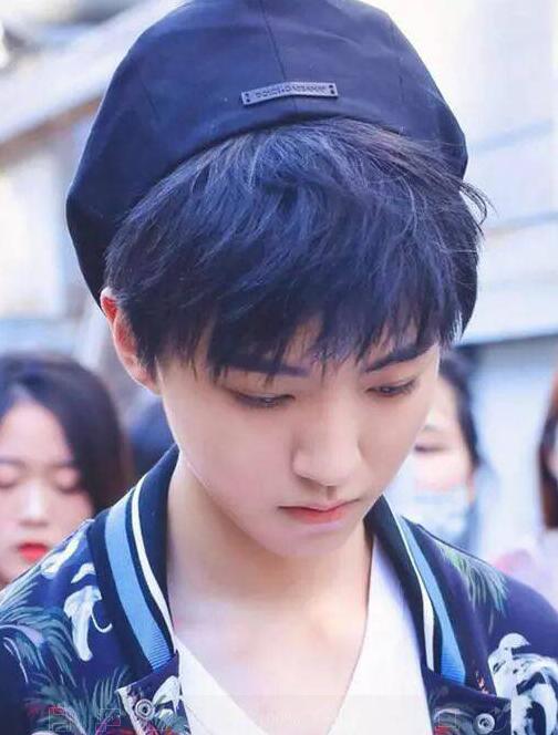 王俊凯都被拉来代言口红了,网友喊话:这口红色