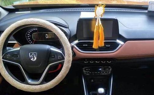 农村小伙开宝骏510去相亲,女孩说这车太便宜,