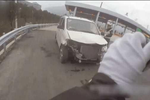 五菱宏光S1前脸被撞毁, 还开了400公里, 网友: 不愧国产神车