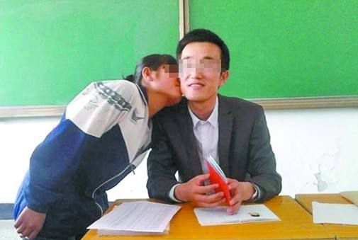 已婚男老师拒绝女学生追求，1年后因为几个字，女学生立马泪奔！