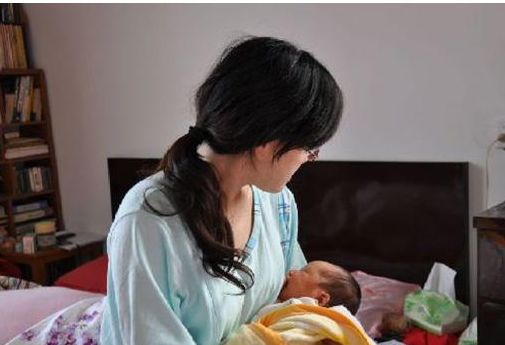 3个月的婴儿吃完母乳后,却因宝爸偷偷吸了一口