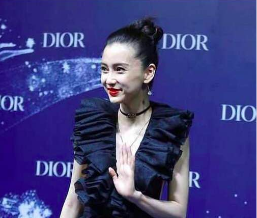 Angelababy剪了齐刘海，网友：回到了十年前颜值巅峰！