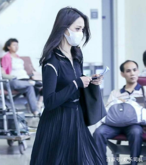 郑爽现身机场,长发飘飘身着长裙,网友:这才是真