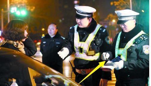 C1照开轿车和准驾车型不符？被扣了12分美女也是一脸懵懂