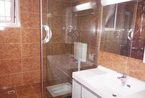 如果工人把蹲便器装在淋浴房里,记得多给他20