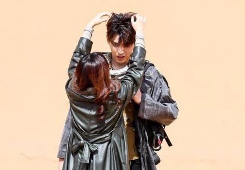 我的妈呀! 吴亦凡和赵丽颖在一起了? 简直最萌