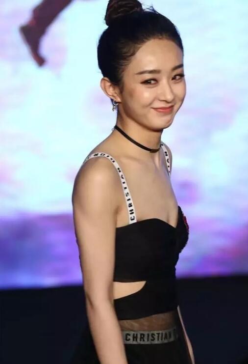 赵丽颖因出席某活动穿衣上有很大的突破,背后的设计只有两条黑色的