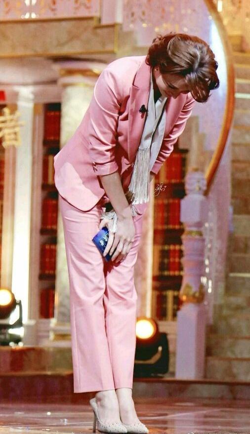 44岁董卿素颜照曝光，皱纹满眼，老态尽显，网友直呼太辣眼!