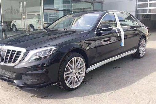 朋友刚买一辆迈巴赫S600, 可是网友的视线却停在了一部手机上