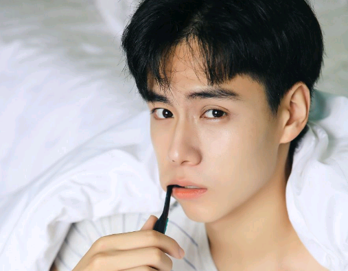 直男胡一天发条微博,瞬间评论区炸了,网友:真