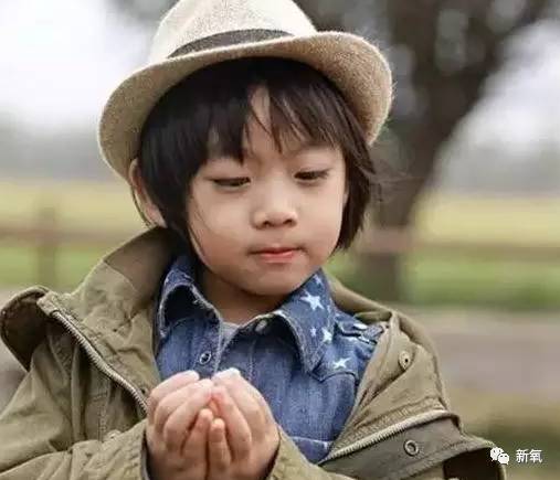 林志颖小儿子脸部摔伤,发微博晒照,萌萌的表情让人喜爱