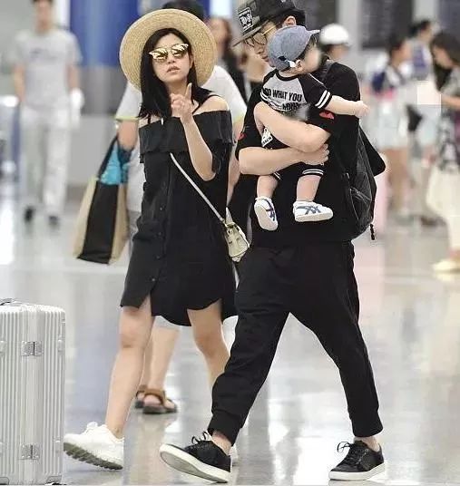 杨颖晒小海绵周岁照,让人想起平日高调晒娃的李小璐