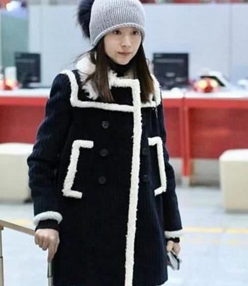 董洁现身机场,素面朝天全程无人识出,这衰老的