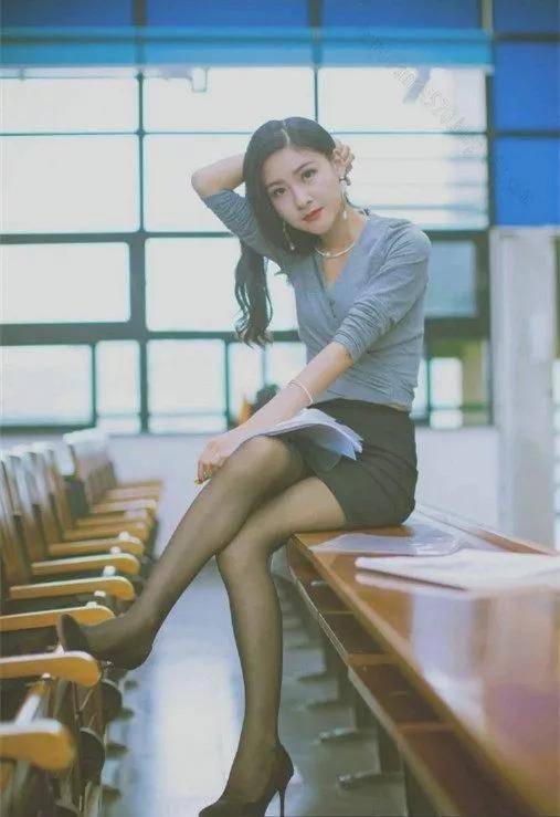 性感女老师黑丝包臀裙，撩的人心痒痒，网友：我也想要这样的老师