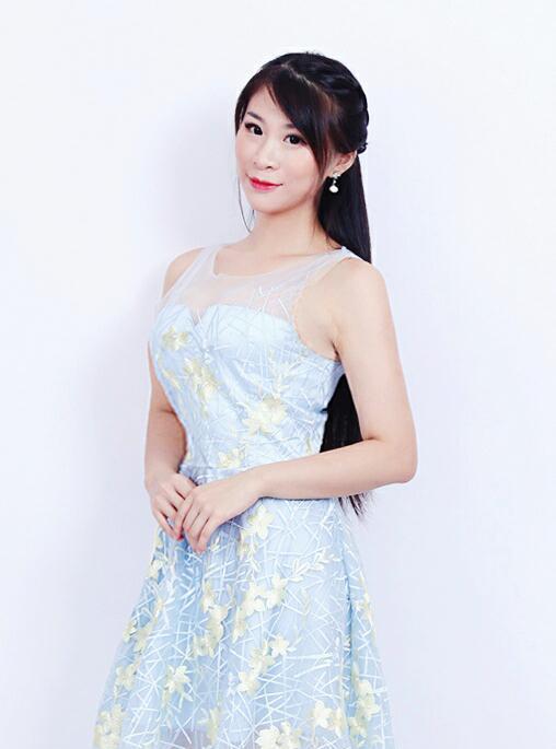 不愧为学历最高的华裔小姐,李倩雯全家承包世