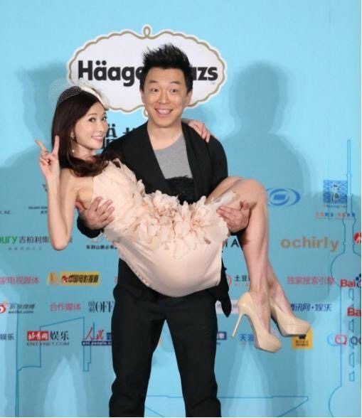 明星被公主抱的尴尬瞬间,baby表情亮了,她却有些尴尬