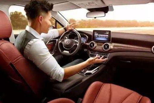 “颜智”即王道! 全新绅宝D50变身行走的“Siri”