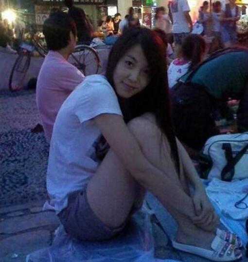 越南女孩在中国边境摆地摊,个个都很漂亮,想留中国嫁