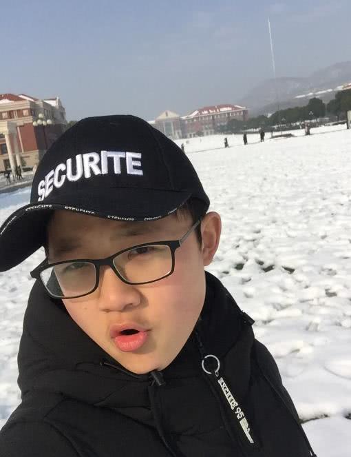 21岁贾云哲因身高似孩童挤地铁时喝酸奶？被指责后急忙这样解释！