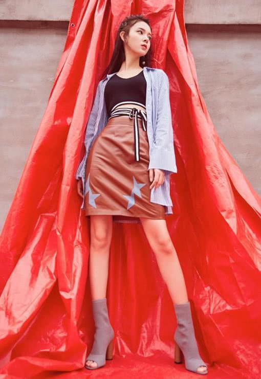 陈瑶太大胆了!上半身尺度堪比泳衣,网友:蚂蚁腰