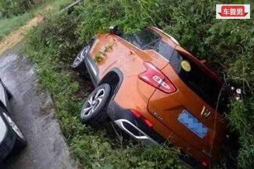 七万怒提宝骏510结果刚上路就翻了车，车主怒斥宝骏不争气！