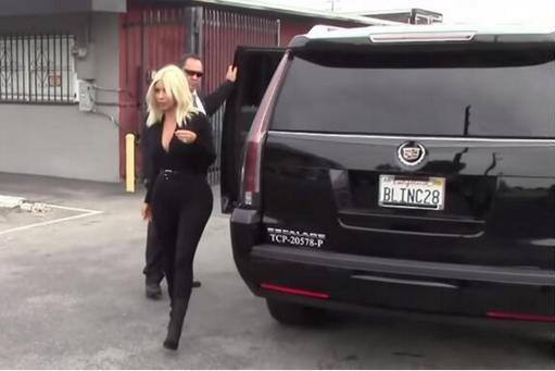 此款黑色凯雷德，外表很炫酷，近300万与车主很搭！