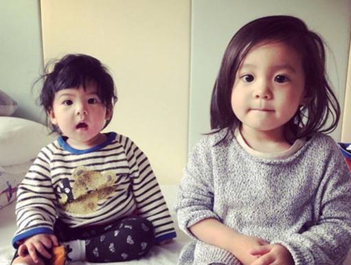 近日贾静雯微博晒一家四口的照片,网友评论:咬